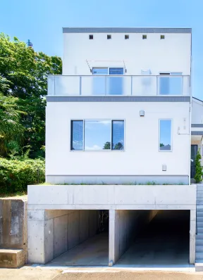 青空と一戸建て住宅の外観